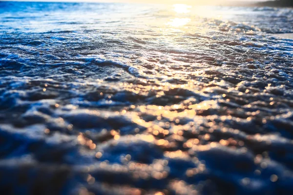 Spiaggia ai tropici al tramonto — Foto Stock