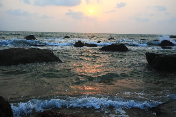 Magnifique coucher de soleil sur la plage — Photo