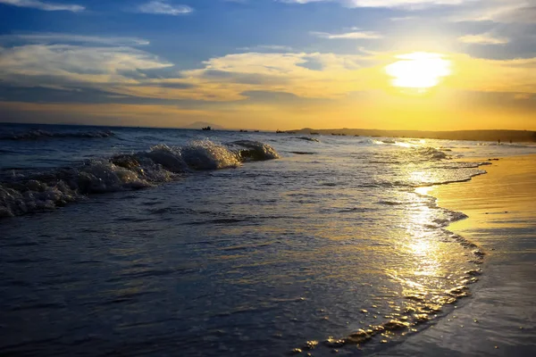 Playa en los trópicos al atardecer — Foto de Stock