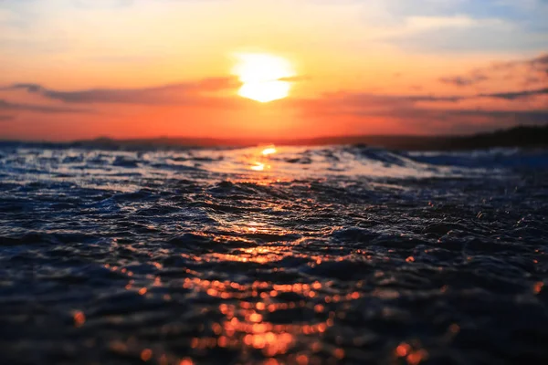 Strand in de tropen bij zonsondergang — Stockfoto