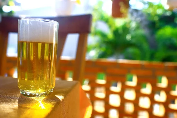 Un vaso de cerveza sobre una mesa —  Fotos de Stock