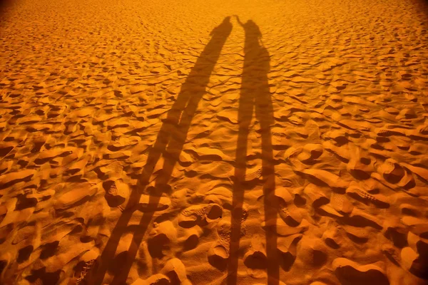 Sombras de pessoas no deserto — Fotografia de Stock