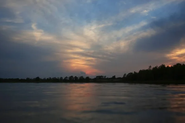 Coucher de soleil avec nuages sur le lac — Photo