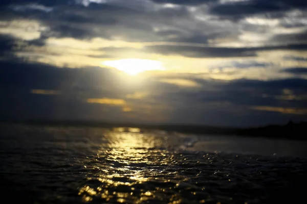 El mar al atardecer por la noche — Foto de Stock