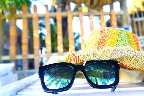 Okulary przeciwsłoneczne, leżąc na leżaku — Zdjęcie stockowe