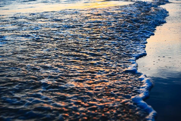 Olas en la playa en los trópicos — Foto de Stock