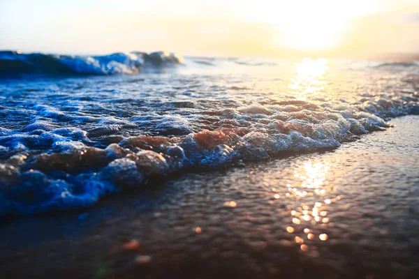 Strand in den Tropen bei Sonnenuntergang — Stockfoto