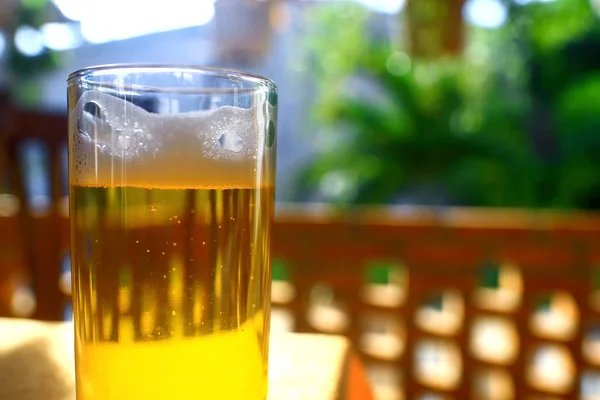 Ein Glas Bier auf einem Tisch — Stockfoto