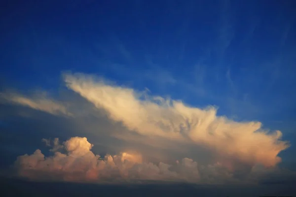 Nuvens no céu ao pôr-do-sol — Fotografia de Stock