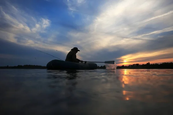 Donkere silhouet van de visser — Stockfoto