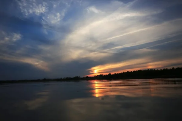 Sunset with clouds on the lake — Stock Photo, Image