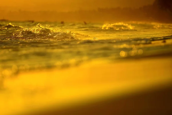Vlny při západu slunce, v tropech — Stock fotografie