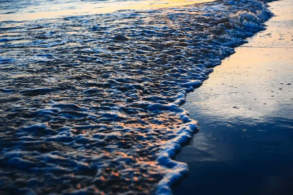 Golven op het strand in de tropen — Stockfoto