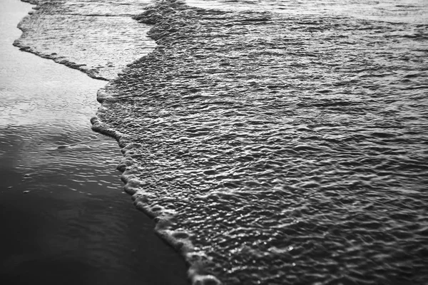 Playa en los trópicos al atardecer — Foto de Stock