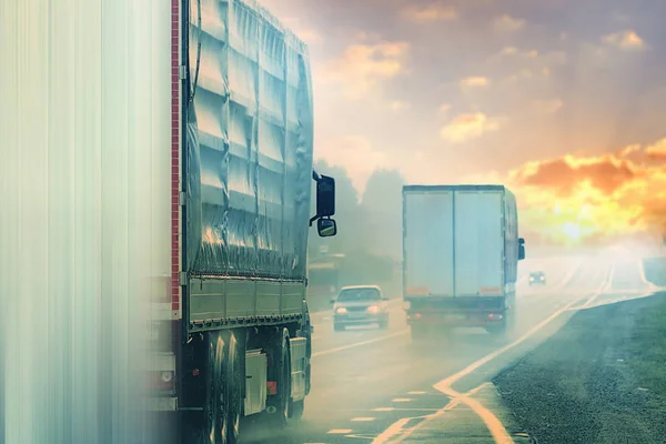 Ciężarówki na drodze, logistyka — Zdjęcie stockowe
