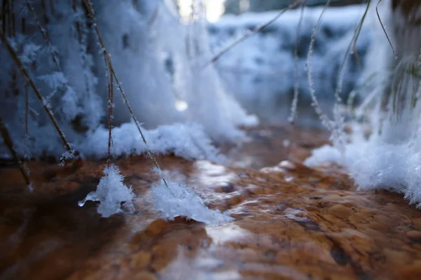 Сніг і лід над водою — стокове фото