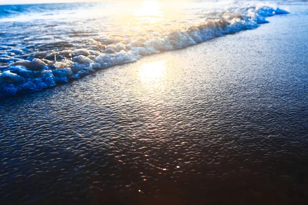 Strand in de tropen bij zonsondergang — Stockfoto