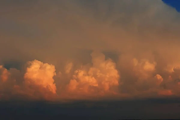 Nuvens no céu ao pôr-do-sol — Fotografia de Stock