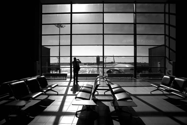 People in the terminal hall — Stock Photo, Image