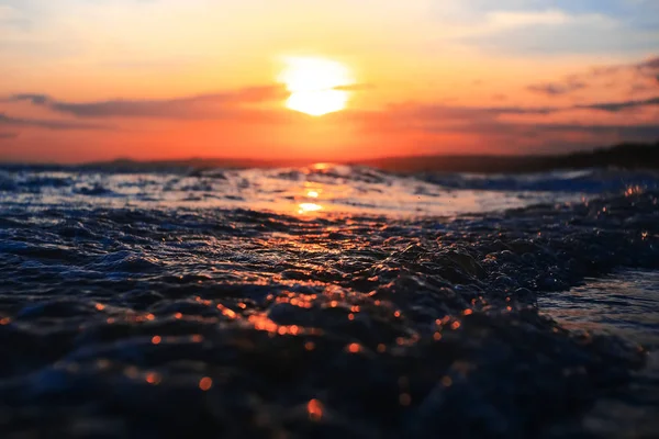 Praia nos trópicos ao pôr do sol — Fotografia de Stock