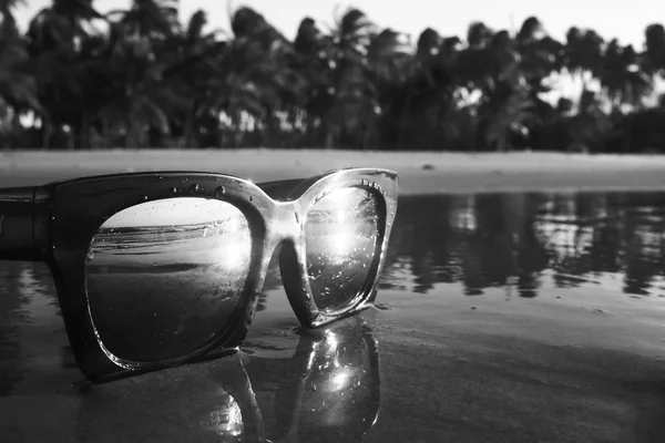 Okulary przeciwsłoneczne na plaży. — Zdjęcie stockowe