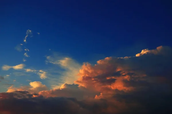 Wolken in de hemel bij zonsondergang tijd — Stockfoto