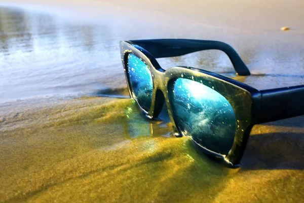 Óculos de sol deitados na praia — Fotografia de Stock