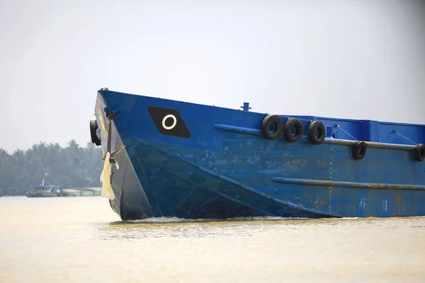 Stará loď plující podél řeky — Stock fotografie