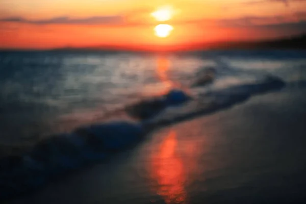 Wellen am Strand bei Sonnenuntergang — Stockfoto