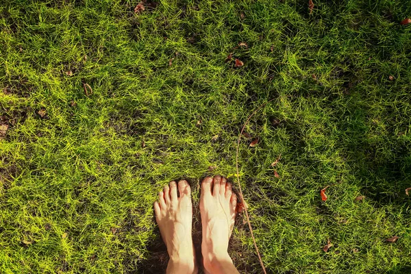 Barfuß im Gras — Stockfoto