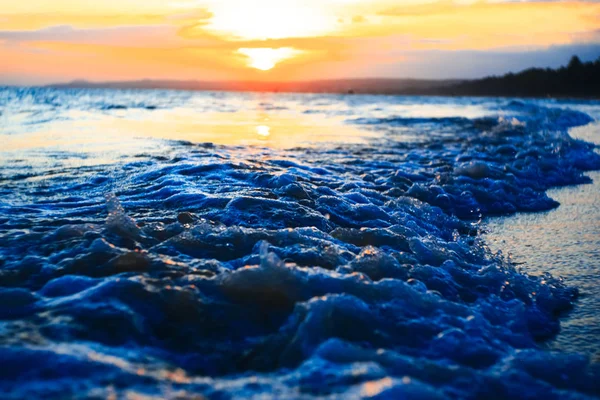 Fale na plaży o zachodzie słońca — Zdjęcie stockowe