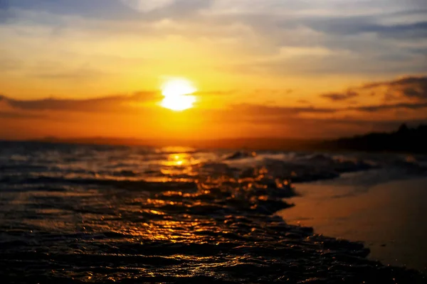 Strand in de tropen bij zonsondergang — Stockfoto