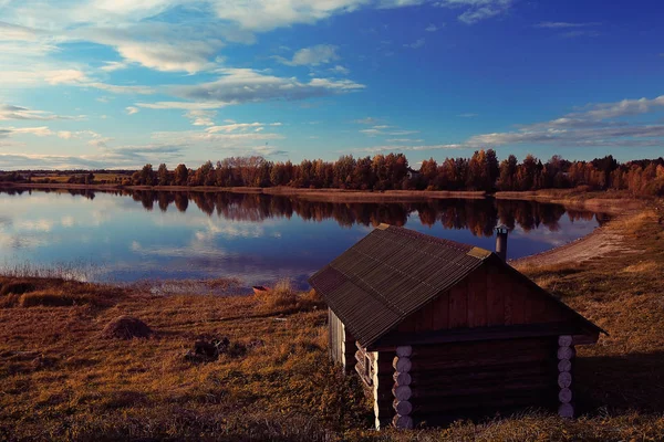 Casa de banho junto ao lago. Rússia — Fotografia de Stock