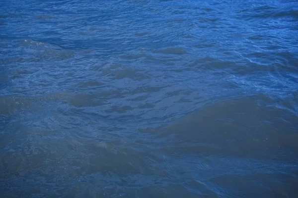 O mar com pequenas ondas — Fotografia de Stock