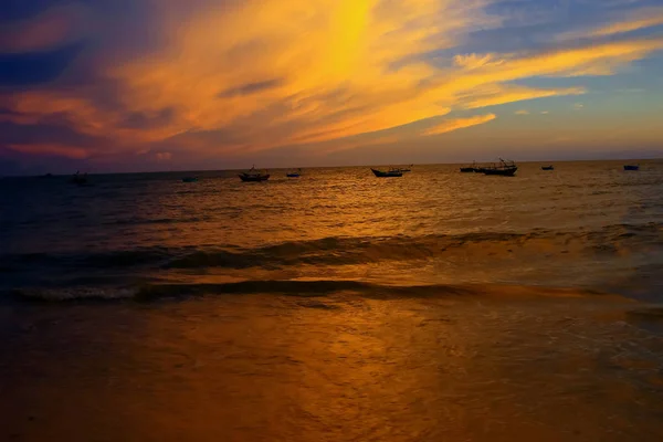 Spiaggia ai tropici al tramonto — Foto Stock