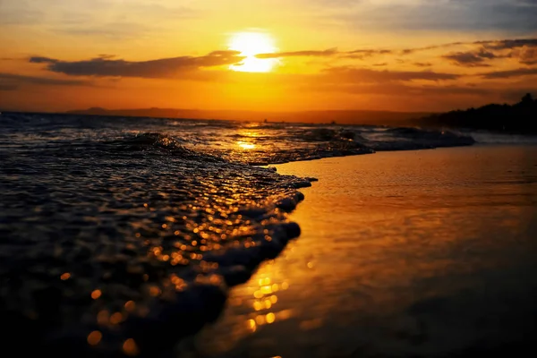 Playa en los trópicos al atardecer — Foto de Stock