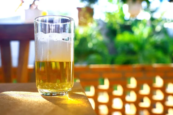 Un vaso de cerveza sobre una mesa —  Fotos de Stock