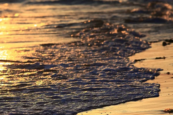 波在日落时在热带地区 — 图库照片
