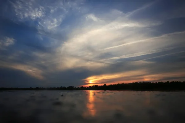 Pôr do sol com nuvens no lago — Fotografia de Stock