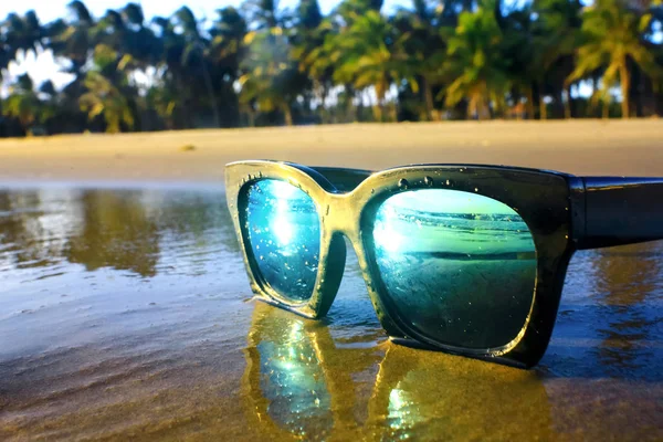 Solglasögon ligga på stranden — Stockfoto