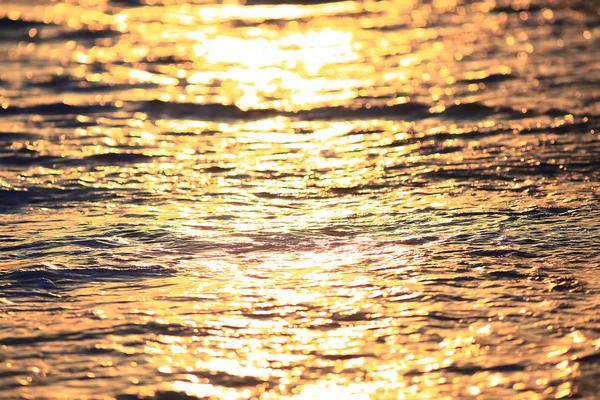 Olas al atardecer en los trópicos —  Fotos de Stock