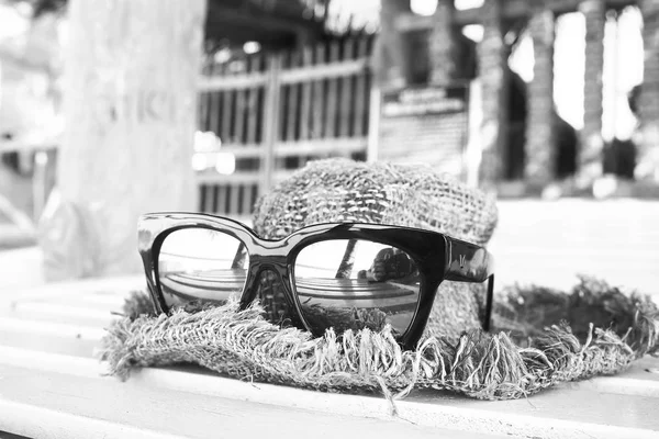 Сонцезахисні окуляри лежать на капелюсі — стокове фото
