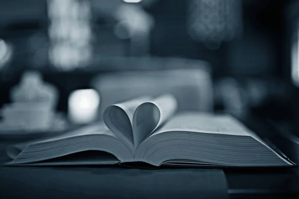 Pages in heart shape — Stock Photo, Image