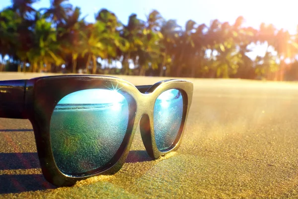 躺在海滩上的太阳镜 — 图库照片