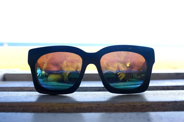 Bir şezlong üzerinde yalan güneş gözlüğü — Stok fotoğraf