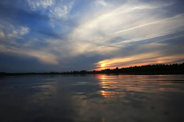 Sunset with clouds on the lake — Stock Photo, Image