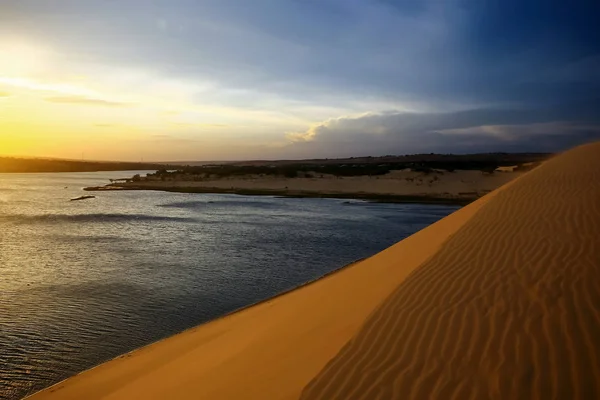 Praia de areia à tarde — Fotografia de Stock