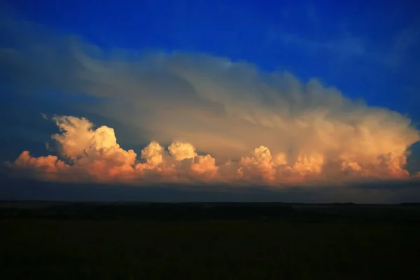 Nuvens no céu ao pôr-do-sol — Fotografia de Stock