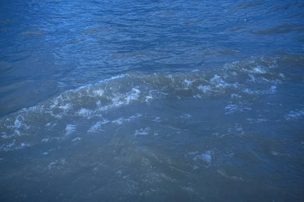 Море з маленькими хвилями — стокове фото