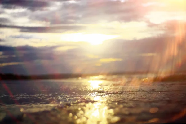 De zee bij zonsondergang in de avond — Stockfoto